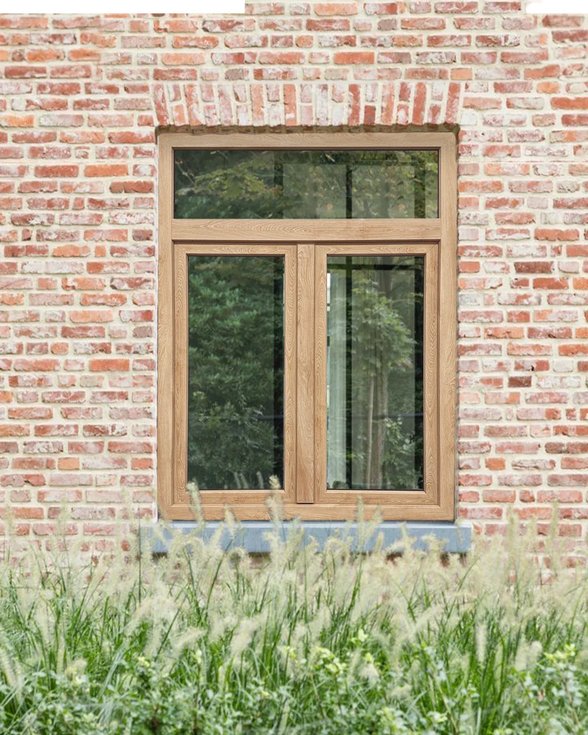 Houten raam in eikenkleur in een gevel van rode baksteen