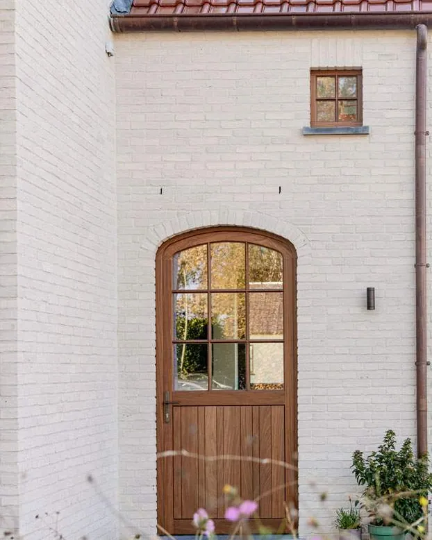 Houten voordeur met afgeronde bovenkant en glas, een van onze deuren op maat
