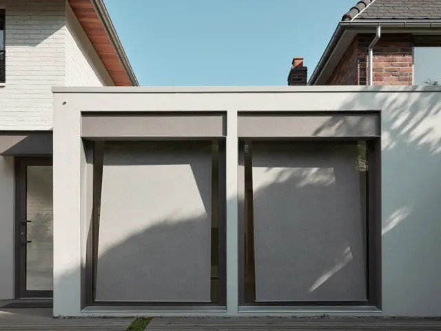 Screens op maat aan een moderne woning