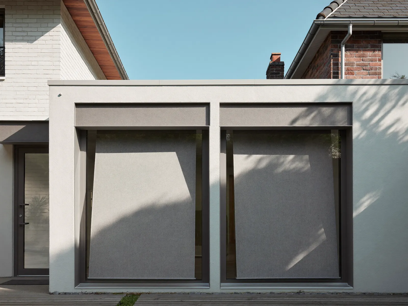 Screens voor de ramen van een moderne woning